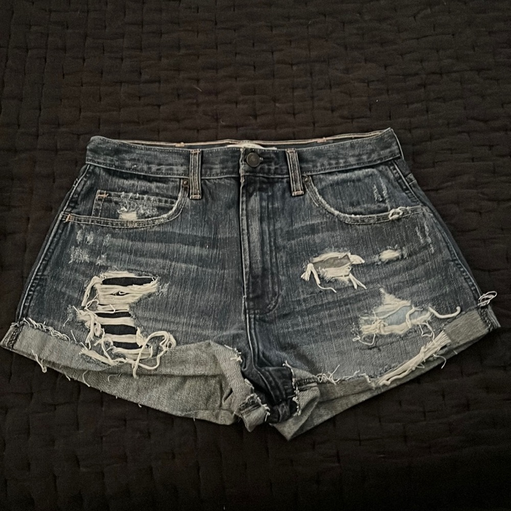 Abercrombie and Fitch size 4 low rise short dark wash
